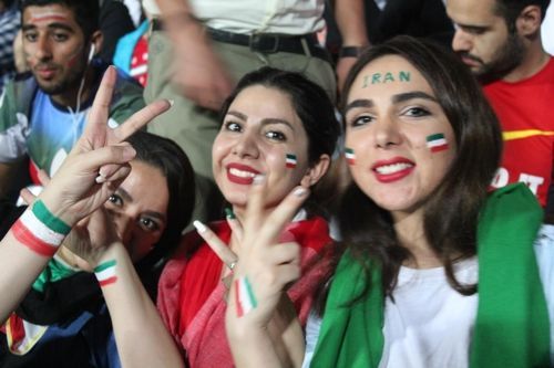 지난 6월 2018 러시아 월드컵 당시 이란 테헤란 아자디 스타디움에 입장해 대형 스크린으로 중계방송을 본 이란 여성들. / 사진=연합뉴스