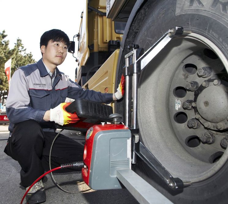금호타이어가 고속도로 캠페인에서 방문 고객들을 대상으로 타이어 점검 서비스를 제공하고 있다.(사진=금호타이어 제공)