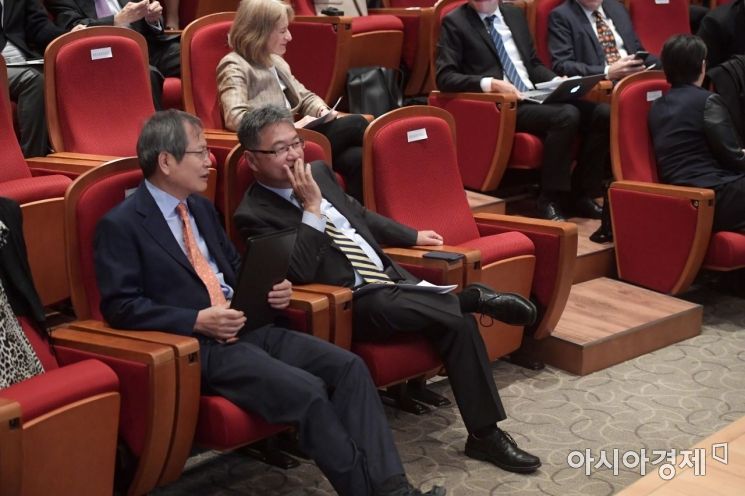 [포토]이야기 나누는 천영우·조셉 윤