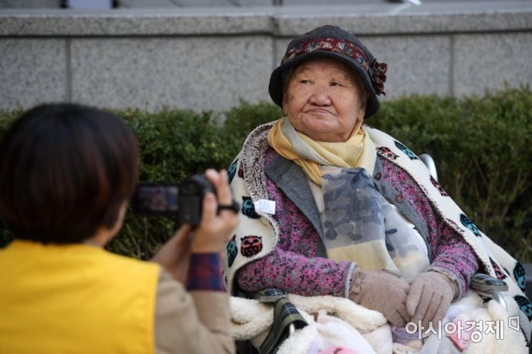 [포토]쌀쌀한 날씨에도 수요시위 참석한 길원옥 할머니