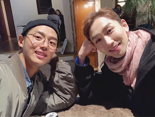 [#스타샷] 뮤지컬배우 김호영, 절친과 함께하는 일상 공개…"섹시귀염둥이 홍석이와"