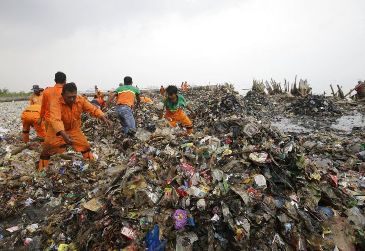 인도네시아 자카르카 해변에 쌓인 플라스틱 쓰레기. 사진 = AP/연합