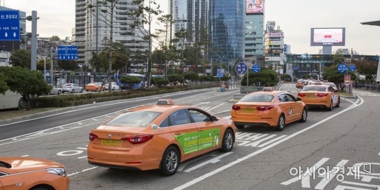 [포토]카카오카풀 택시파업, 손님 기다리는 서울역 택시승차장 