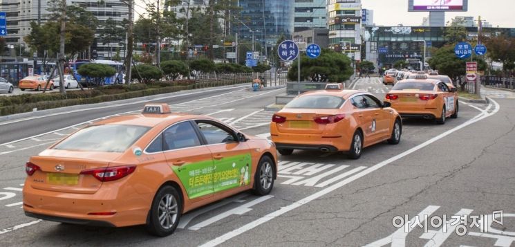 카카오의 카풀사업 진출에 반대하는 전국 택시업계 종사자들이 24시간 운행중단에 나선 18일 서울역 택시승차장에 택시가 손님을 기다리고 있다./강진형 기자aymsdream@