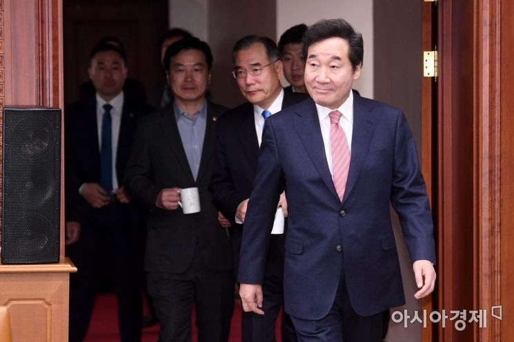 [포토] 국정현안점검조정회의 참석하는 이낙연 총리