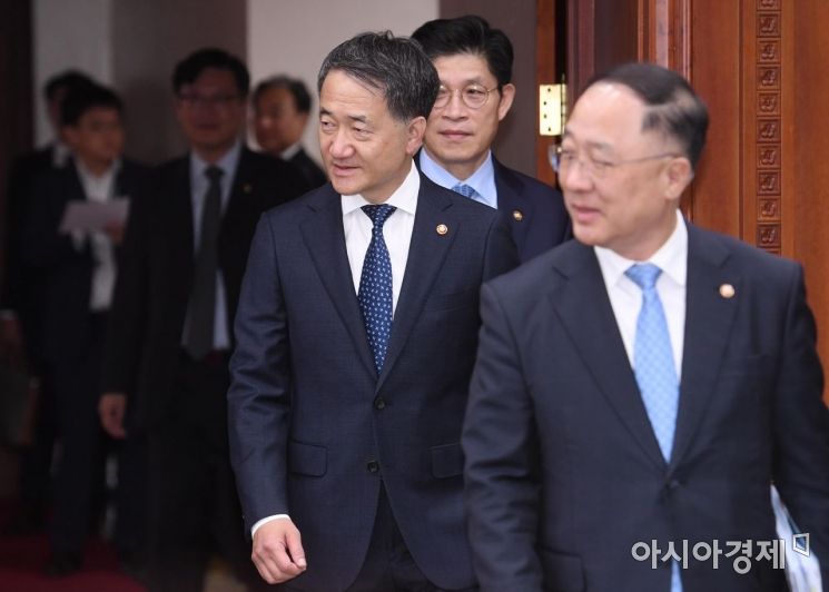 [포토] 국정현안점검회의 참석하는 박능후 장관