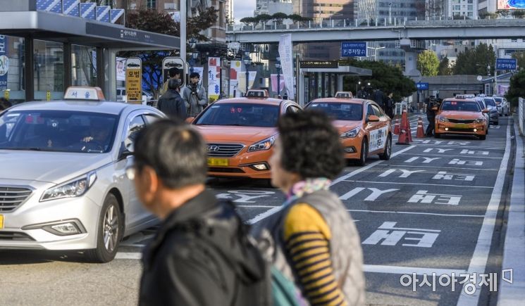 카카오의 카풀사업 진출에 반대하는 전국 택시업계 종사자들이 24시간 운행중단에 나선 18일 서울역 택시승차장에 택시가 손님을 기다리고 있다./강진형 기자aymsdream@