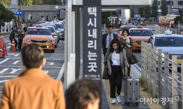 카카오의 카풀사업 진출에 반대하는 전국 택시업계 종사자들이 24시간 운행중단에 나선 18일 서울역 택시승하차장에서 승객들이 하차하고 있다./강진형 기자aymsdream@
