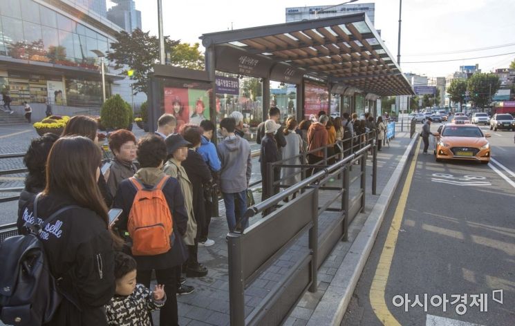 [포토] 서울역서 택시 기다리는 시민들