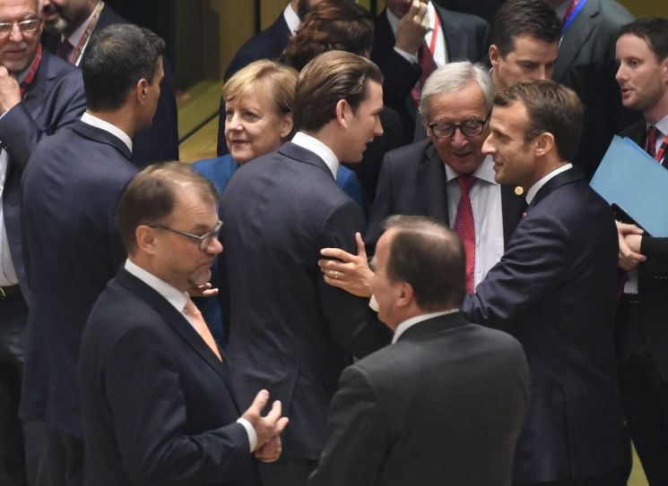 17일(현지시간) 유럽연합(EU) 정상회의에서 에마뉘엘 마크롱 프랑스 대통령(오른쪽)을 비롯한 회원국 정상들이 인사를 나누고 있다. [이미지출처=AP연합뉴스]