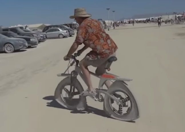 뢸로삼각형 바퀴로 자전거를 제작해 타고 있는 기계공학자인 필 밀러. [사진=유튜브 화면캡처]