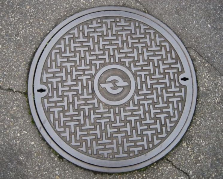 맨홀의 뚜껑이 동그란 원형인 이유는 무엇일까요. [사진=유튜브 화면캡처]
