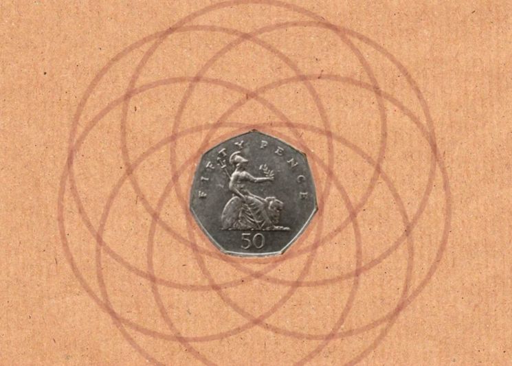뢸로칠각형인 영국의 50펜스짜리 동전도 자판기에서 사용할 수 있을까요? [사진=유튜브 화면캡처]