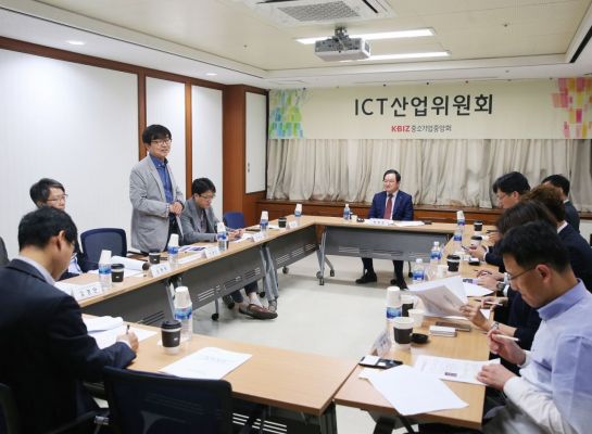 ICT산업위원회 위원들이 서울 여의도 중소기업중앙회에서 열린 제19차 회의에 참석해 업계 애로사항 등에 대해 논의하고 있다.