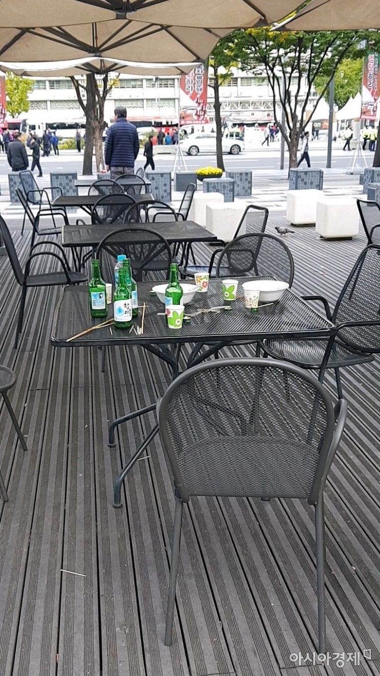 18일 택시기사 집회가 열린 광화문광장 인근 세종로소공원 내 카페 테이블에 소주병이 놓여져 있다./이관주 기자