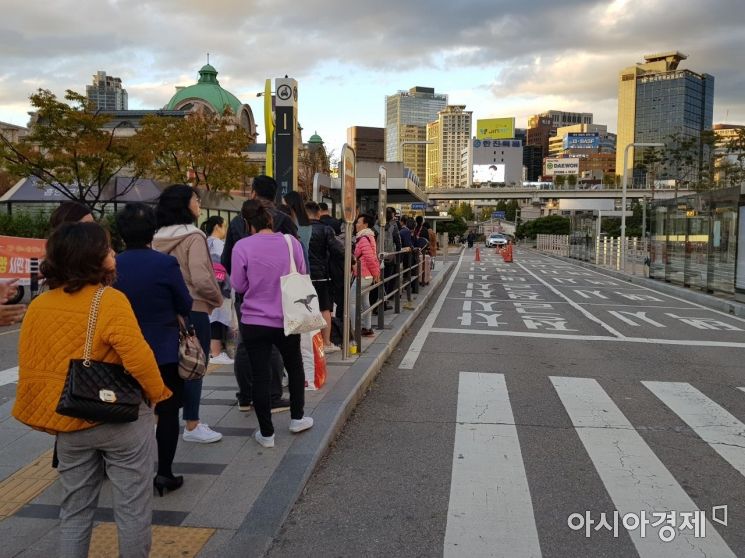 카카오의 카풀사업 진출에 반대하는 전국 택시업계 종사자들의 운행중단 및 집회가 열린 18일 오후 5시30분께 서울역 앞 택시 승강장에서 시민들이 택시를 기다리고 있다. 이곳에는 30분 동안 단 3대의 택시만이 정차해 승객을 태웠다. 이관주 기자