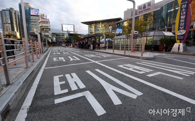 서울 용산구 서울역 택시승차장에 시민들이 택시를 기다리고 있다. /김현민 기자 kimhyun81@