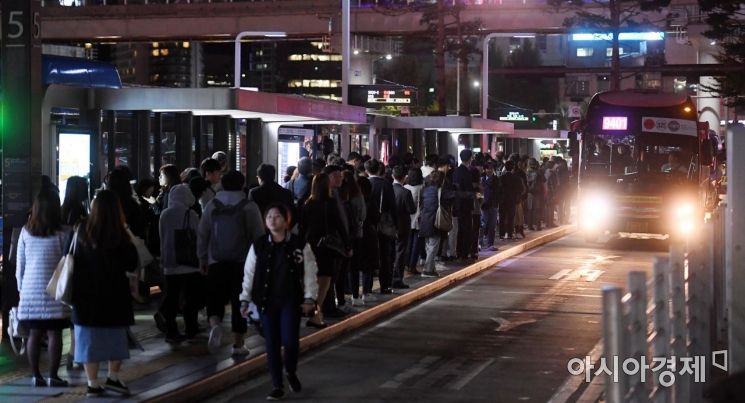 [포토] 택시 운행중단, 붐비는 버스정류장