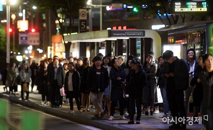 [포토] 퇴근길 버스 기다리는 시민들