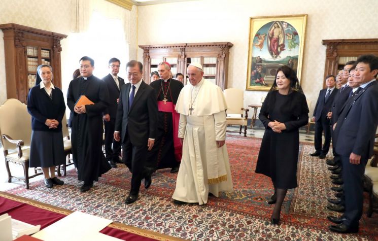 바티칸을 공식 방문 중인 문재인 대통령과 부인 김정숙 여사가 18일 오후 (현지시간) 교황청 집무실에서 프란치스코 교황을 만난 뒤 함께 나오고 있다. 
사진=연합뉴스