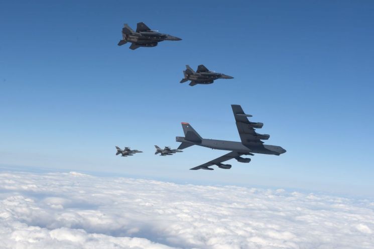 지난 2016년 1월, 북한의 제4차 핵실험 이후 한반도 상공에서 F-15K, F-16 전투기의 호위 속에 'B-52' 폭격기가 작전을 전개했던 모습. (사진=아시아경제DB)