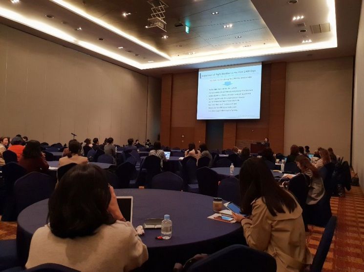 정지아  매일아시아모유연구소장이 '2018 한국영양학회 추계학술대회'에서 '생애 첫 천일의 의미 및 한국의 현황'이라는 주제로 학술 발표를 했다.
