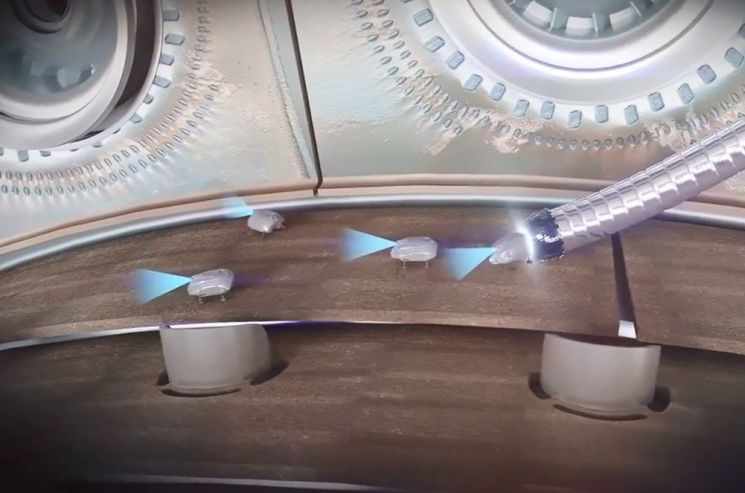 롤스로이스에서 개발한 바퀴벌레 모양의 로봇이 항공기 엔진 내부를 점검하는 모습의 상상도. [사진=롤스로이스 홍보영상 캡처]