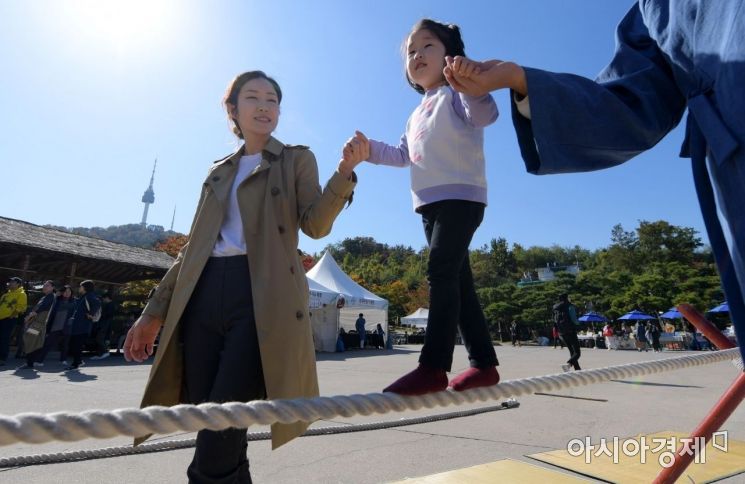[포토]아슬아슬 줄타기 체험
