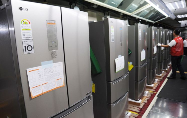 LG전자 직원이 18일 경남 창원시에 있는 냉장고 생산라인에서 'LG 디오스 김치톡톡' 스탠드형 모델을 생산하고 있다.