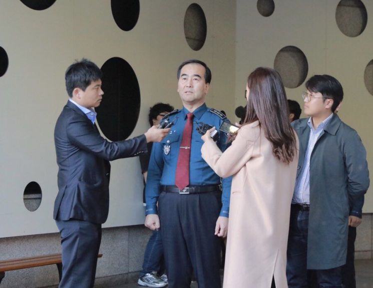 이주민 서울지방경찰청장(왼쪽 두번째)이 19일 찾은 서울 강서경찰서에서 기자들의 질문에 답하고 있다. 사진제공=서울지방경찰청