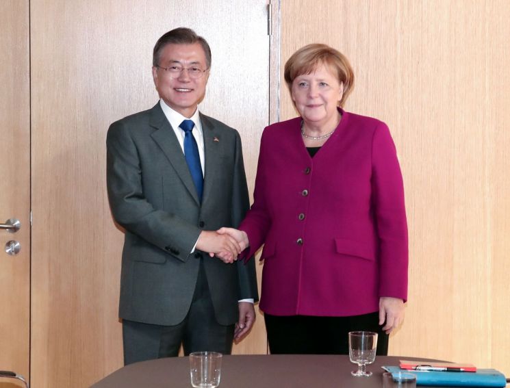 문 대통령, 영국·독일·태국 총리와 정상회담…'대북 제재 완화' 역설(종합) 