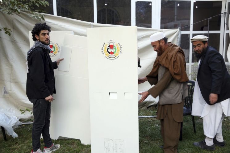 아프간, 총선 하루 연장키로…투표 시스템 오류·테러 공격에 '혼란'(종합)