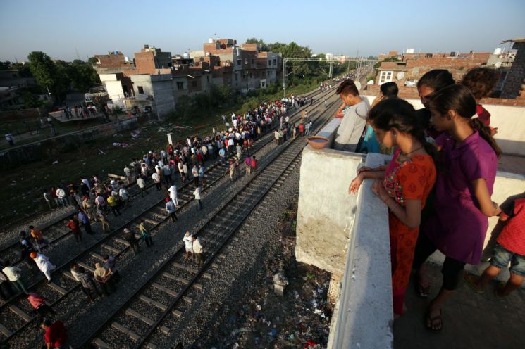 인도서 불꽃놀이 즐기던 인파에 기차 덮쳐…60명 사망