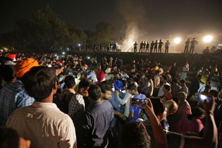 인도서 불꽃놀이 즐기던 인파에 기차 덮쳐…60명 사망