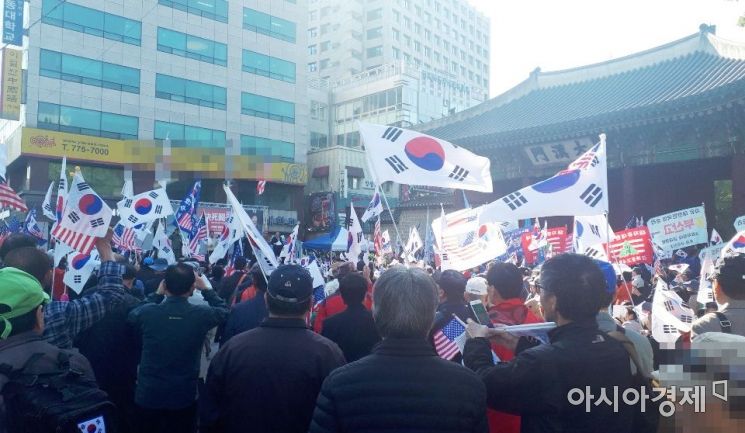 태극기부대 “한국당과 통합? 좋지! 근데 비박은 싫어”