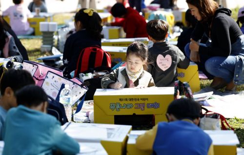 현대자동차가 주최한 대한민국 어린이 푸른나라 그림대회에 참가한 어린이가 그림을 그리고 있다. /사진=현대차
