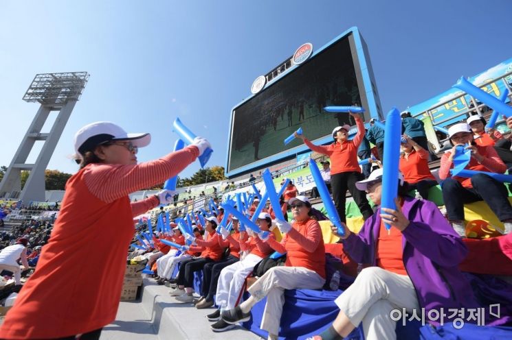 [포토]열띤 응원 펼치는 함경북도 응원단