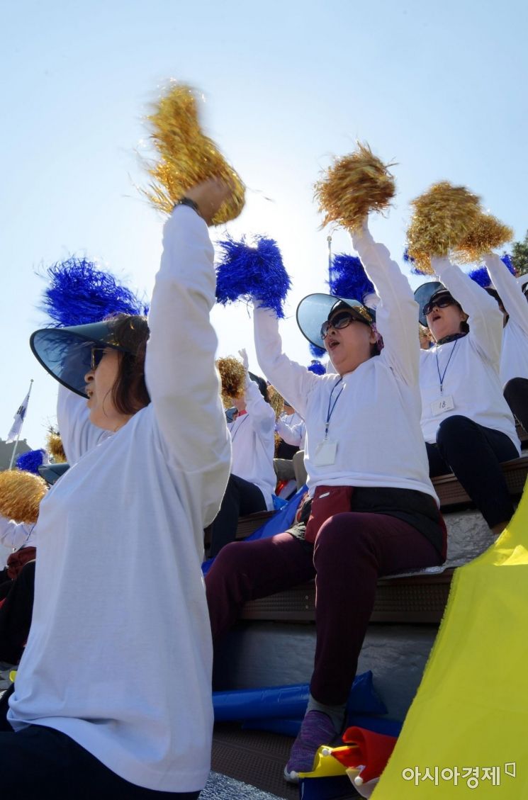 [포토]환호하는 평안북도 응원단
