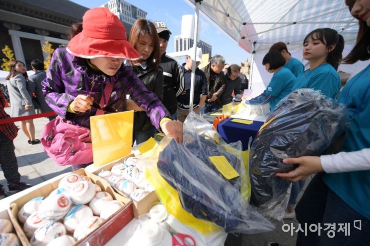 [포토]명사 기증품 사볼까?