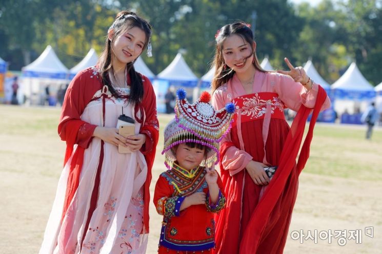 [포토]독특한 중국 전통의상 입고 '찰칵'