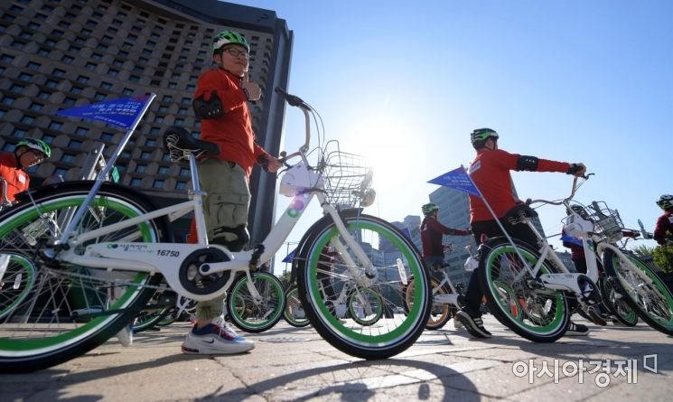 [포토]따릉이로 '서울-중국의 날' 홍보합니다