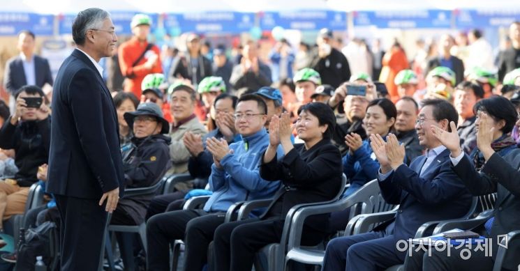 [포토]인사하는 추궈홍, 박수치는 박원순