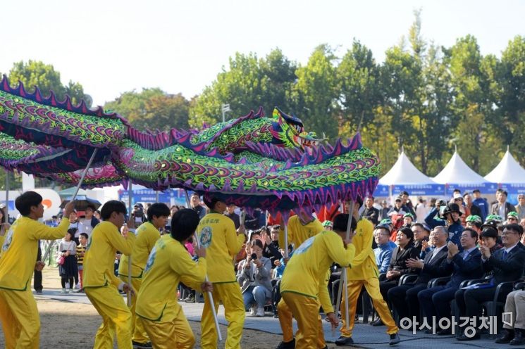 [포토]광장 앞에 용이 나타났어요!