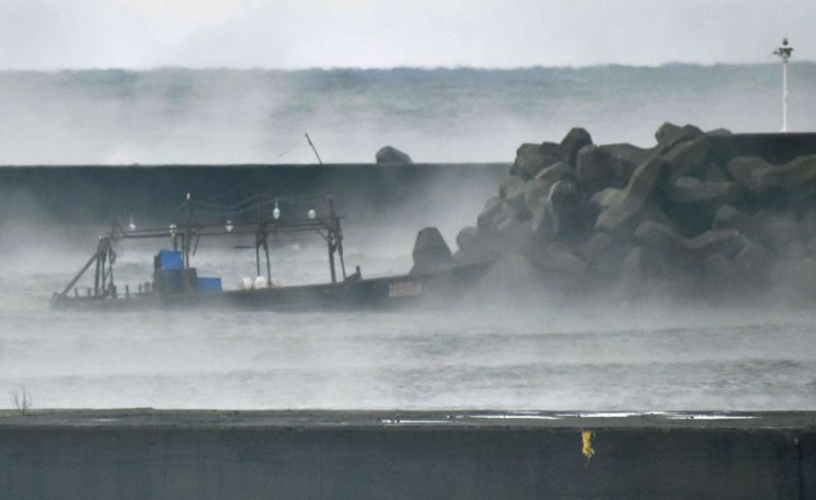 日 앞바다서 북한 추정 선박·시신 발견