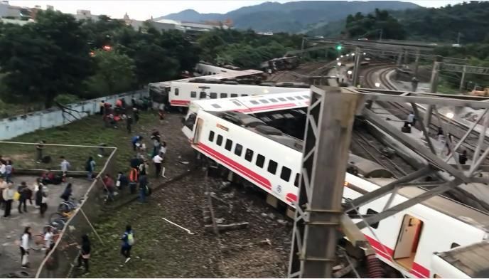 대만 북동부서 여객 열차 탈선…최소 17명 사망