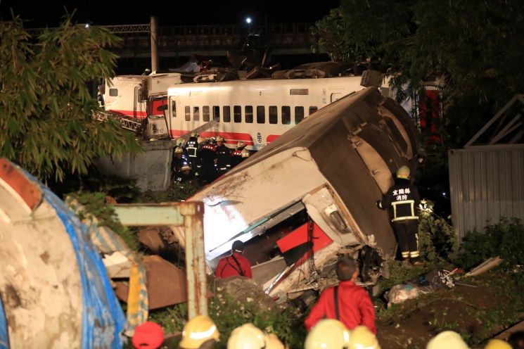대만 여객열차 탈선…22명 사망·171명 부상(종합)