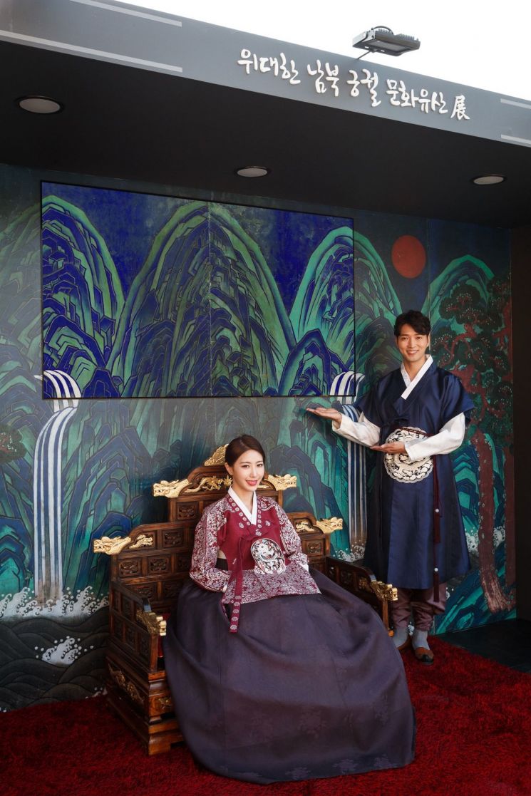 "남북 문화유산을 생생하게"...LG전자, 경복궁에 올레드 TV 설치