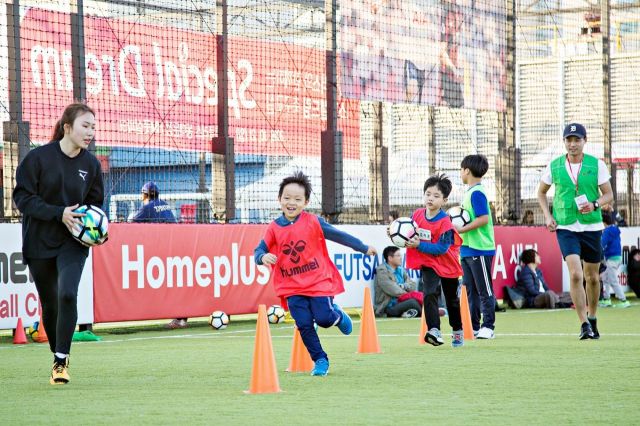 홈플러스, 내달 2일까지 발달장애인 축구교실 개최 