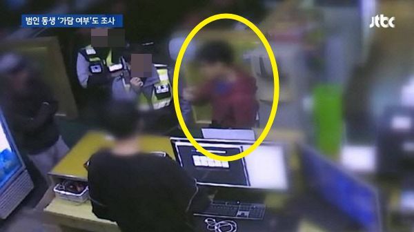 지난 14일 서울 강서구 내발산동에 위치한 한 PC방에서 피의자 김성수(29)가 경찰이 출동한 가운데 피해자 신모(21)씨를 상대로 다툼을 벌이고 있다. 사진=JTBC 캡처
