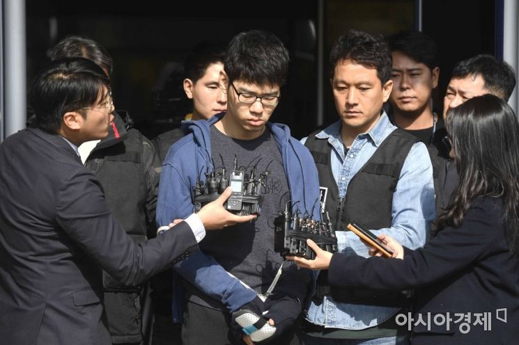강서구 PC방에서 아르바이트생을 살해한 혐의를 받는 김성수(29)씨가 정신감정을 받기 위해 22일 서울 양천경찰서를 나서고 있다./강진형 기자aymsdream@